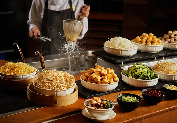 遠東Café自助式早餐供應台南擔仔麵等在地小吃，特色料理輪番登場，展現府城美食魅力。台南遠東香格里拉提供