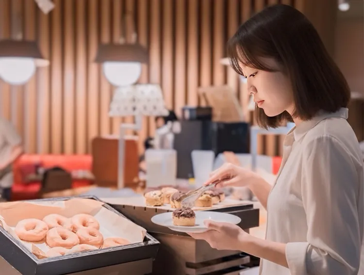 人氣滿分的遠東Café自助餐點心吧，每日新鮮現做，甜食控也愛不釋手。台南遠東香格里拉提供