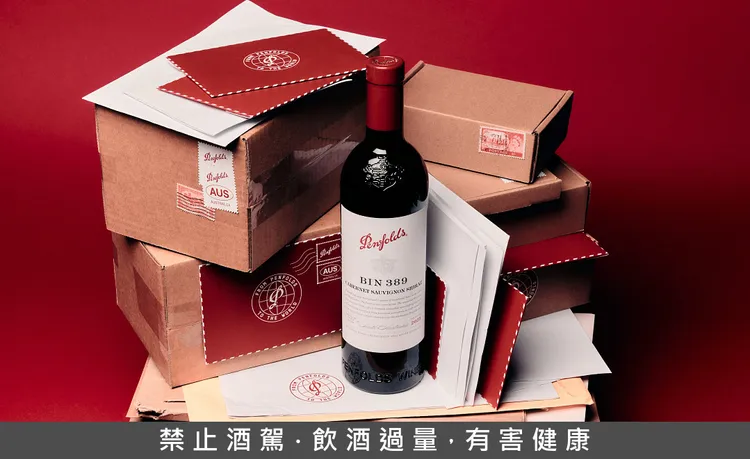 紅貨櫃造型禮盒以郵寄意象貫穿節慶企劃，象徵奔富跨洲釀造旅程與歲末祝福。業者提供