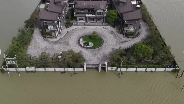 宜兰冬山的泉月楼行馆因挡水门奏效，因此外面都淹水，他们则安然无恙。泉月楼行馆提供