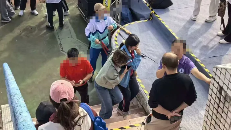 女学生被开幕弓箭表演射中脸部，现场只有一名女性师长出面协助，其他人毫不理会。翻摄自X