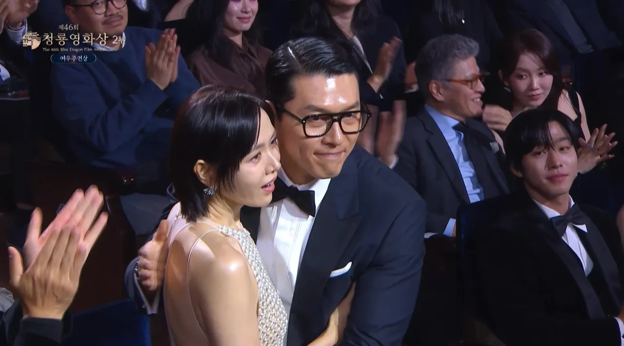 玄彬（右）抱著被唱名的孙艺真。翻摄chzzk