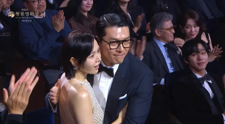 玄彬（右）抱著被唱名的孫藝真。翻攝chzzk