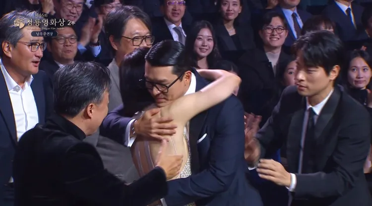 玄彬以《哈爾濱》封帝，緊擁孫藝真。翻攝chzzk