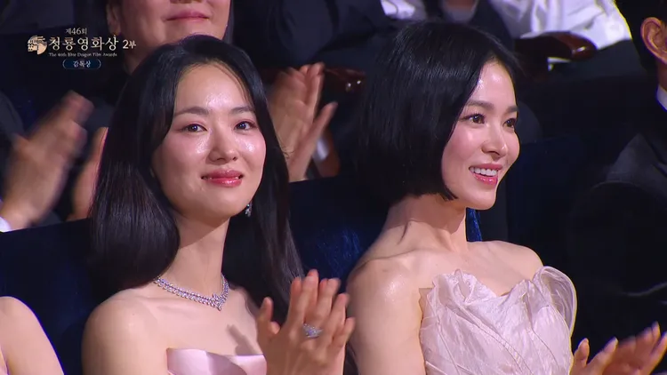 宋慧喬（右）坐在台下，與影后失之交臂。翻攝chzzk