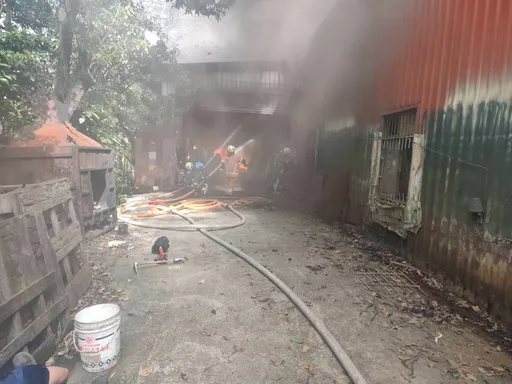 汐止烤漆工廠大火燃燒200坪　濃煙竄天！2員工送醫