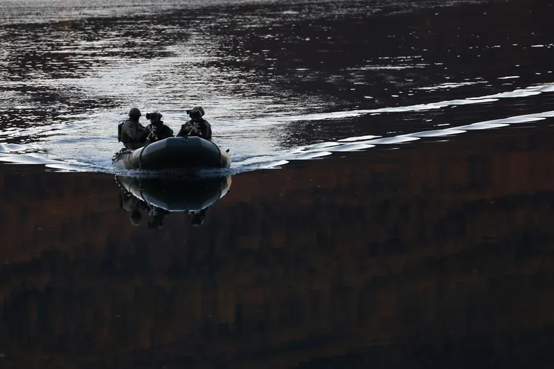 由英国主导的欧洲10国远征军联合部队（JEF）是北大西洋公约组织（NATO）在欧洲北方的关键防卫力量，9月初至10月底举行历来规模最大的军事演训，纳入夜间行动操演项目。 （英国国防部提供） 中央社