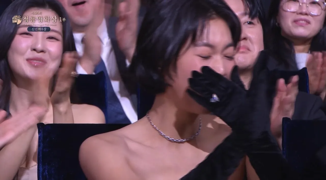 金度延以《单细胞女孩与校园怪谈》拿女新人，激动落泪。翻摄chzzk