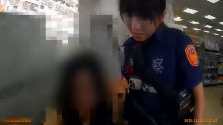 網戀遇假黑幫恐嚇買禮物卡　家庭主婦坐ATM旁痛哭！警方解圍