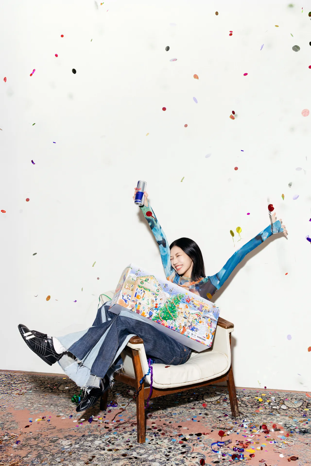 24罐飲品收進別具玩味的繽紛插畫禮盒中，不只充滿節慶氛圍，更為12月注入滿滿活力。業者提供