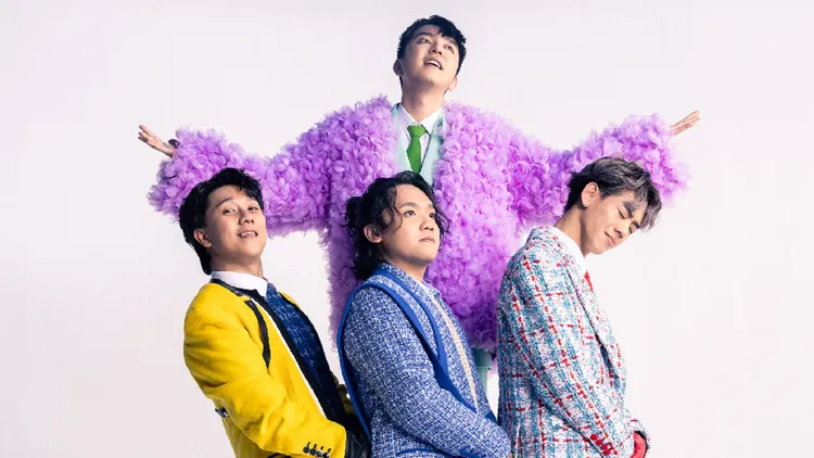 「浪漫里」樂團進行造型改造，主唱魏裕銘（後）、吉他手沈裕紘（前左）、鼓手陳羿瑋（前中）、貝斯手歐易（前右）以新形象示人。康泰納仕提供