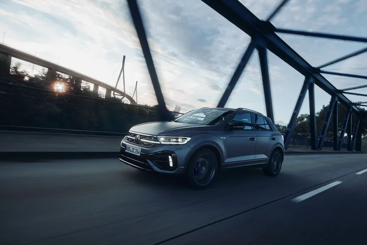 Volkswagen T-Roc R极致版首次导入Volkswagen R部门限定车色「雾影消光灰」，并搭配全新19吋Pretoria铝合金轮圈。业者提供