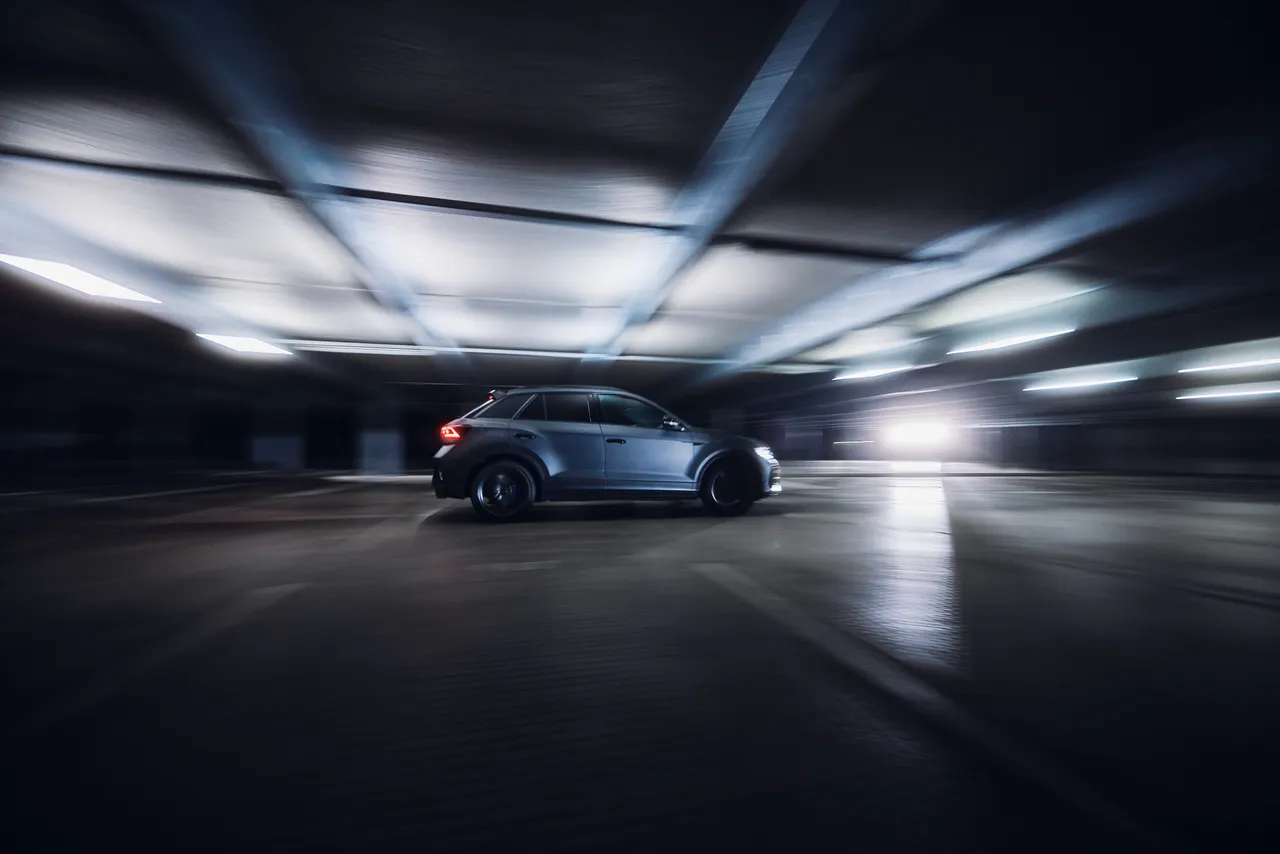 T-Roc R极致版外观设计采用Black Style黑化套件，包含熏黑LED尾灯、运动化前保杆、黑色窗框等。业者提供