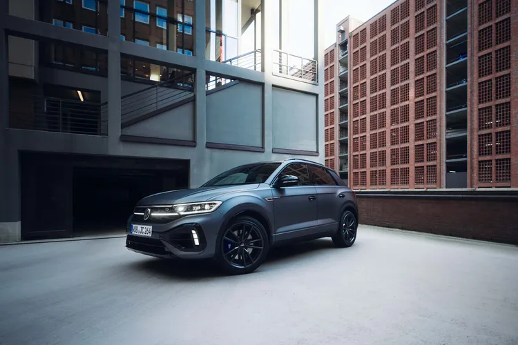 T-Roc R極緻版建議售價於政府汰舊換新補助後為新台幣172.8萬元起。業者提供