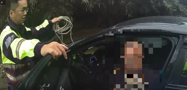 林男承包的工程因為颱風受損，款項周轉不靈，獨自跑到關廟陸軍山附近，還拿了綑白色尼龍繩，讓人覺得他想「一走了之」。翻攝照片