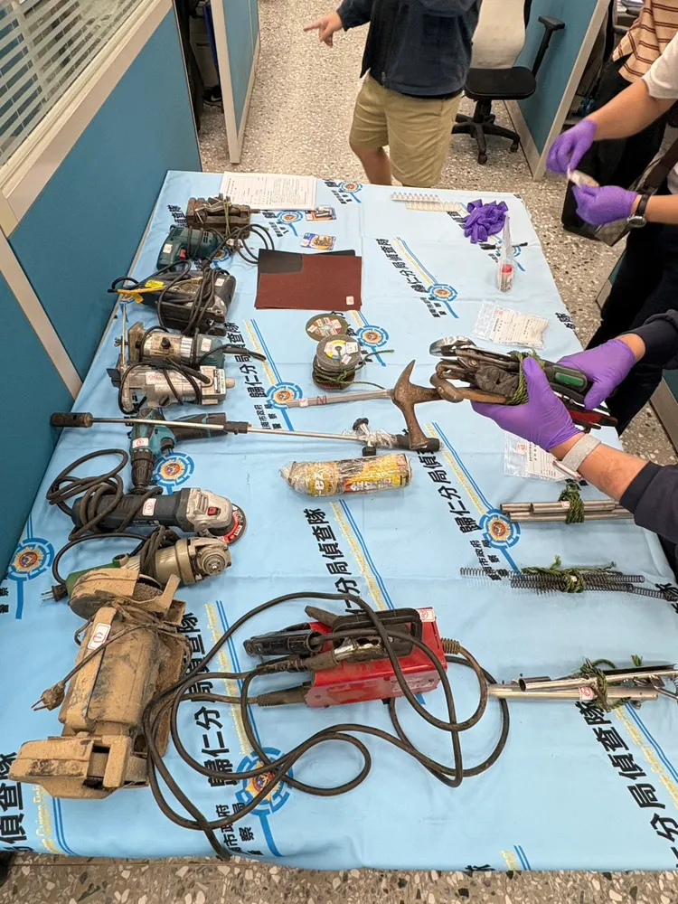 警方查扣各式改造工具。翻攝畫面