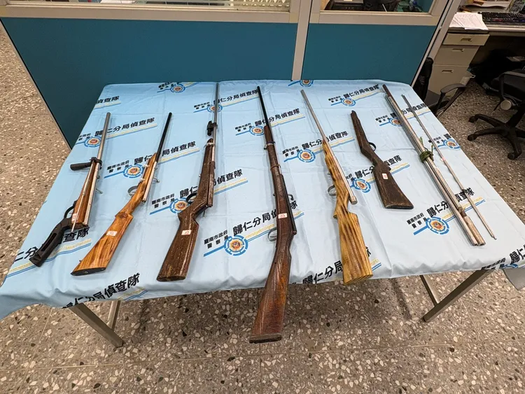 归仁警分局日前查获6支长短枪。翻摄画面