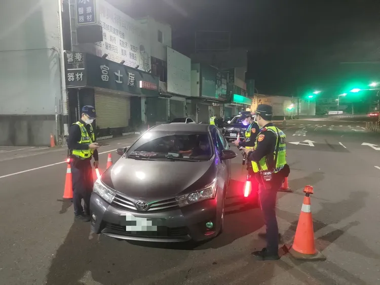 竹縣警威力路檢嚴打毒駕。新竹縣警局提供