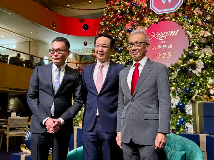 晶華董事長潘思亮（右起）、Harry Winston亞太區副總裁曾文湘、晶華營運長吳偉正出席點燈儀式。莊偉祺攝