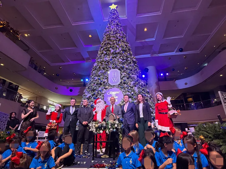 晶华酒店中庭3层楼高圣诞树进行点灯仪式。庄伟祺摄