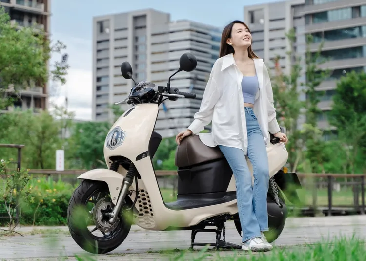 車輛外觀延續流線造型，搭配人體工學座墊與騎乘設計，兼顧舒適性與操控表現。業者提供