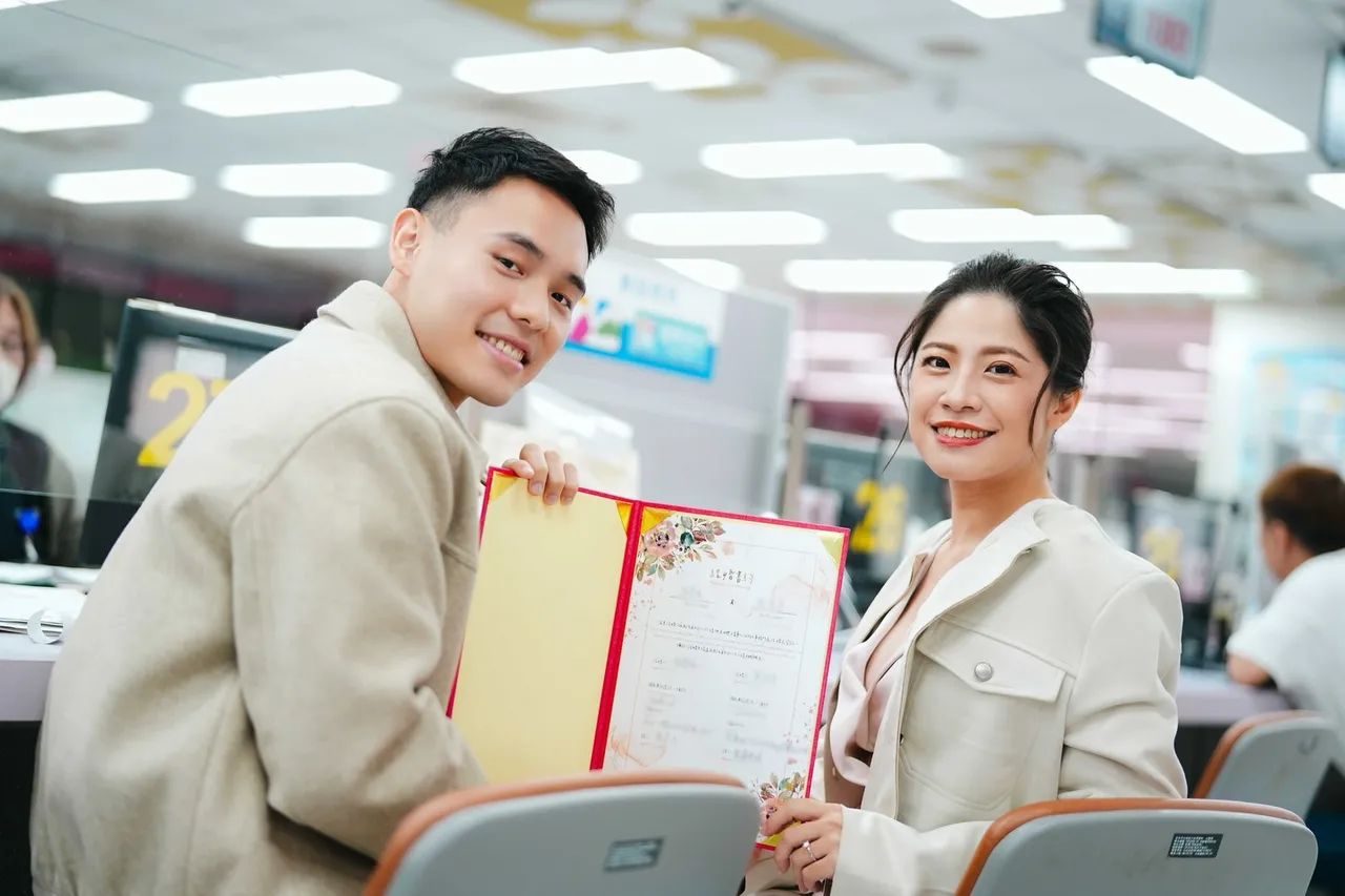 柏禮維與女友登記結婚。翻攝自柏禮維臉書