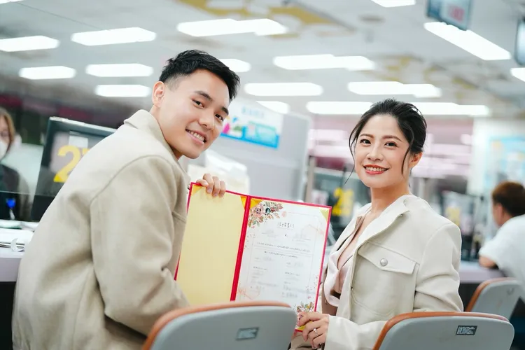 柏禮維與女友登記結婚。翻攝自柏禮維臉書