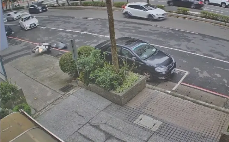 顏曉筠遭撞飛，連人帶車翻滾。翻攝畫面