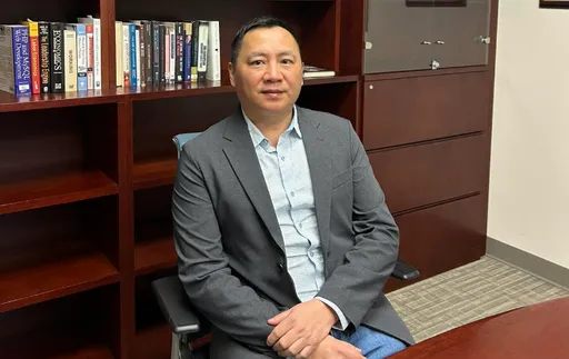 王丹遭控美國強吻學生！清大調查認定「性騷」　打官司再吞敗