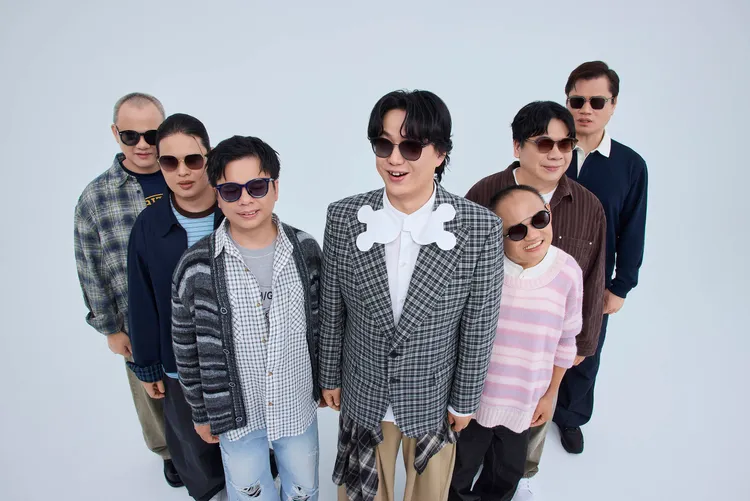 蕭煌奇（中）與30年同窗好友共組「全方位樂團」，將於12月中開唱。中國民國身心障礙者藝文推廣協會提供