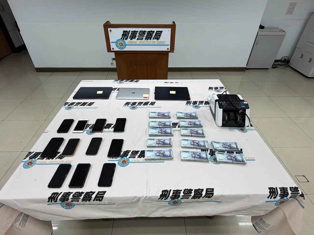 警方查扣现金新台币340余万元、手机、笔电及点钞机等证物1批。翻摄画面