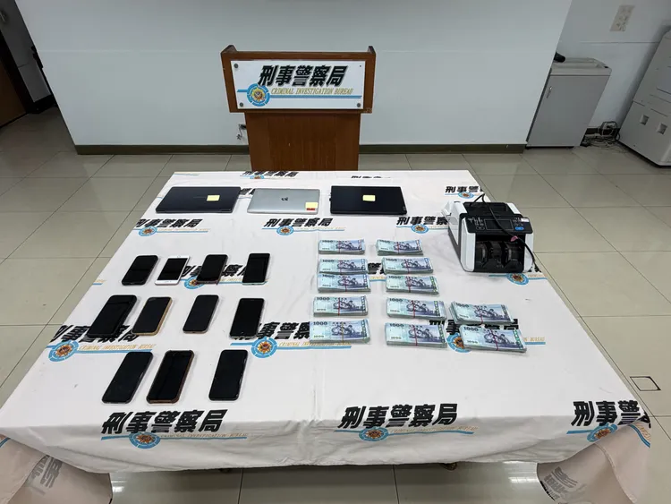 警方查扣現金新臺幣340餘萬元、手機、筆電及點鈔機等證物1批。翻攝畫面