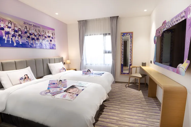 台中凤凰酒店与浪Live电豹女联手打造主题房，以紫色系与团体形象为设计主轴，结合啦啦队女孩元素与多款专属应援布置，营造充满活力与热血氛围的粉丝应援空间，入住即可感受满满偶像魅力。台中凤凰酒店提供