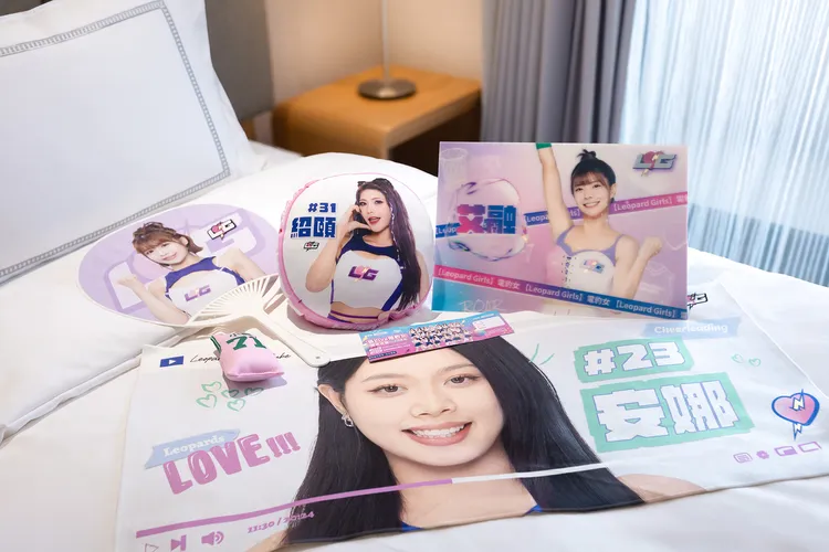 入住主題房即贈價值超過3000元浪Live電豹女周邊商品組，包含抱枕、毛巾、鑰匙圈、應援扇與3D視覺海報。粉絲專屬周邊細節滿載心意，讓旅宿不只是住宿，更是收藏偶像回憶的應援時刻。台中鳳凰酒店提供
