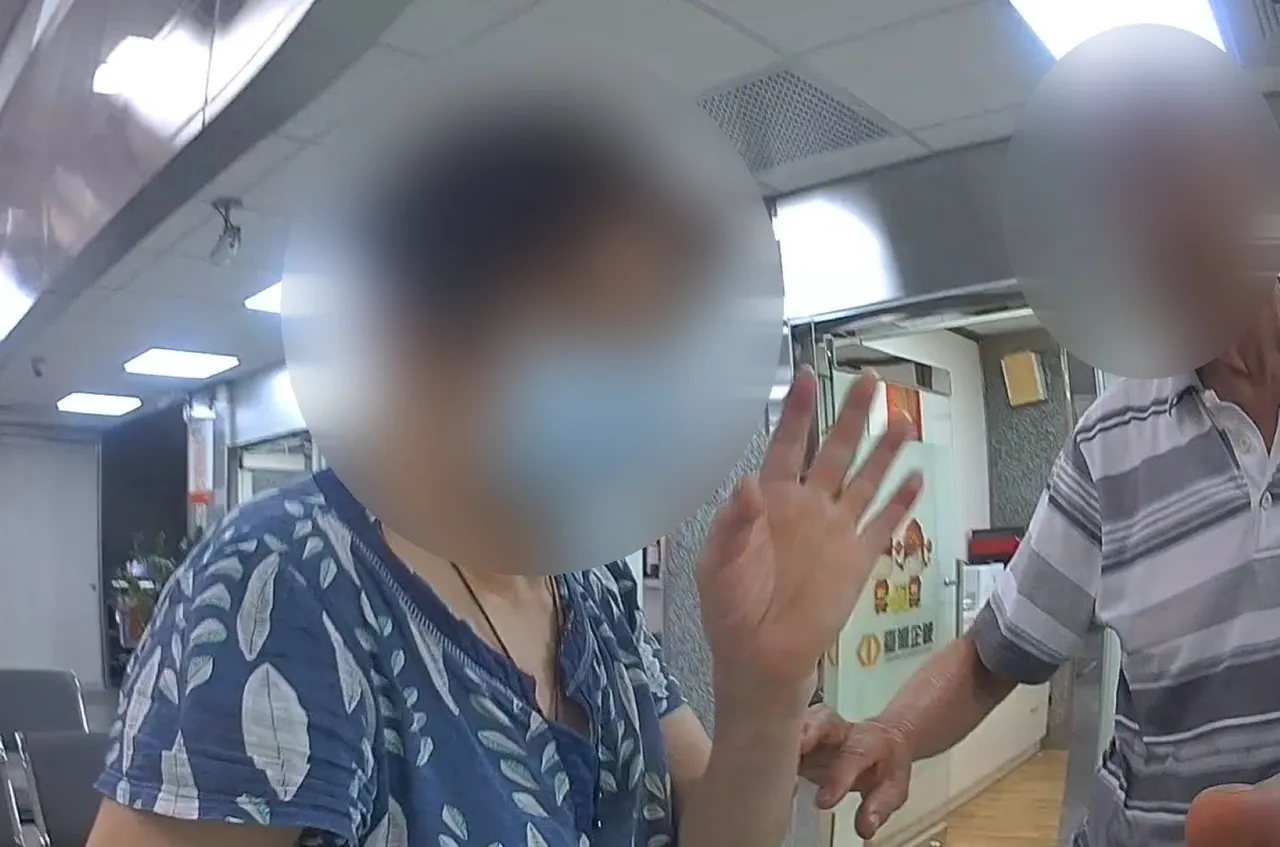 陈妇直言她敏感度高，但警方的絮絮叨叨让她悻悻然的放弃提款。翻摄画面