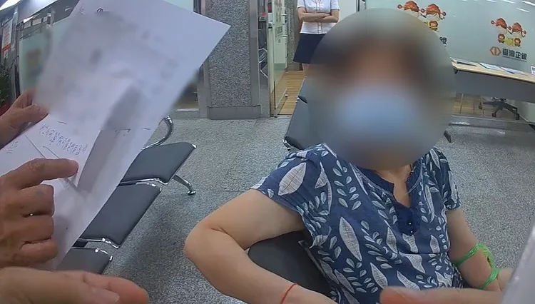 陈妇直言她敏感度高，但警方的絮絮叨叨让她悻悻然的放弃提款。翻摄画面