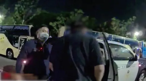 TWICE演唱会吸大批人潮！违规摊贩抢商机不服取缔致员警受伤  下场是这样