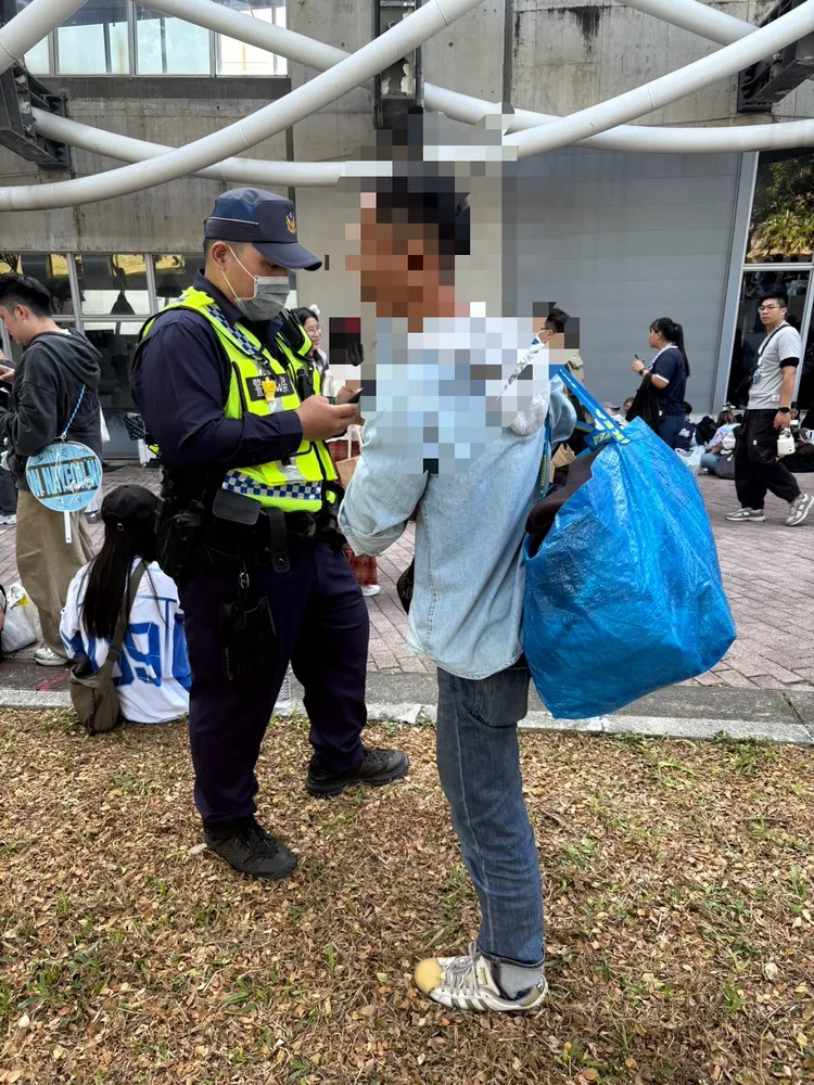 警方22日專案勤務取締違規攤販共47件。翻攝畫面