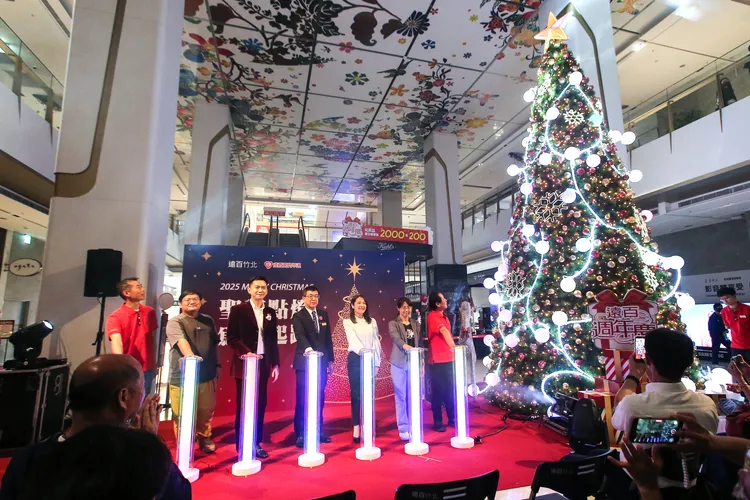远百竹北「圣诞点灯 为梦起跑」由远百竹北许俊明店长(左四)、郑朝方市长(左三)、杨郡慈局长(右三)等贵宾一同启动炫光灯柱，为远百竹北圣诞树开展揭开序幕。