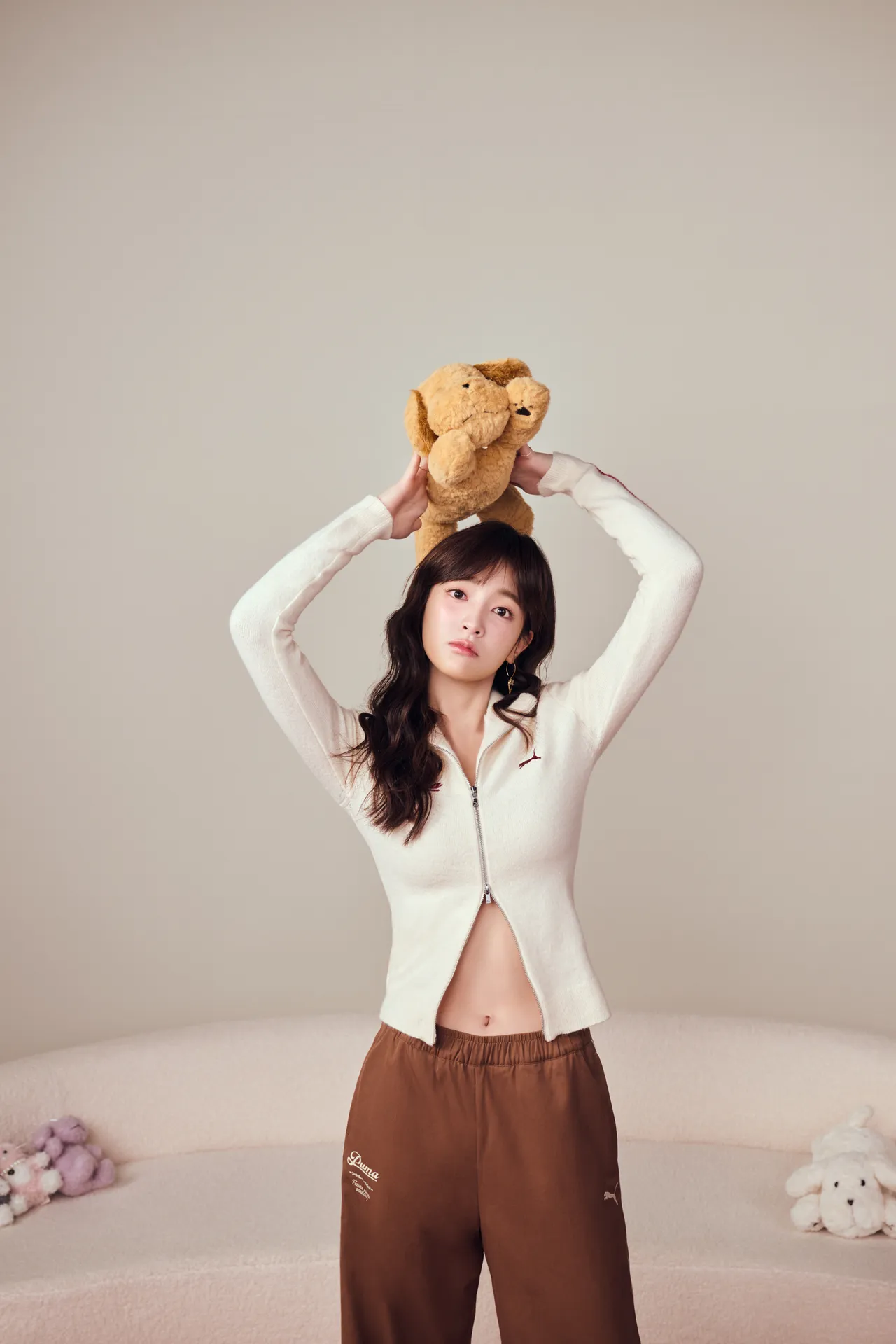 王淨大方曬出腹肌，整個人又甜又辣。品牌提供