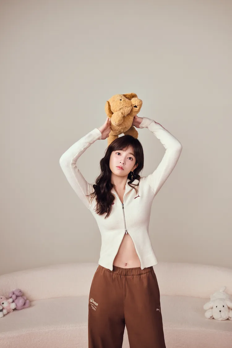 王淨大方曬出腹肌，整個人又甜又辣。品牌提供