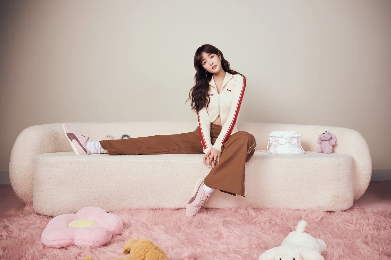 PUMA Retro Tape合身針織立領外套3480元、長風褲2280元、SPEEDCAT OG玫瑰粉3280元。品牌提供