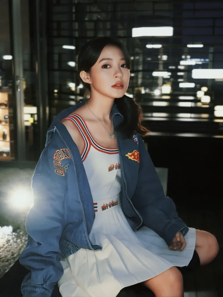 王中平和余皓然女兒韓菲被封為「最美星二代」。翻攝韓菲臉書