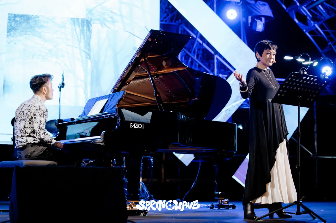 钢琴家严俊杰与张艾嘉同台演出。友善的狗提供