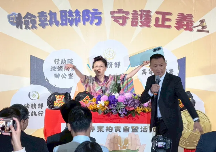 士林分署在「雙11」拍賣會上演「假拍賣．真詐騙」防詐宣導短劇，提醒民眾守護荷包。士林分署提供