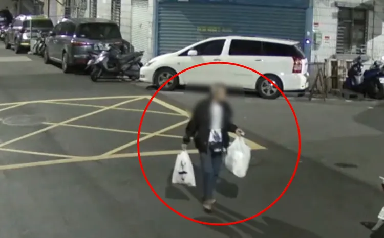 「色魔阿伯」在自助洗衣店打完手槍之後，滿意地拿著兩袋衣服離開。翻攝畫面