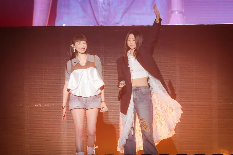 陳綺貞（右）揮手不慎露出小蠻腰。好多音樂提供