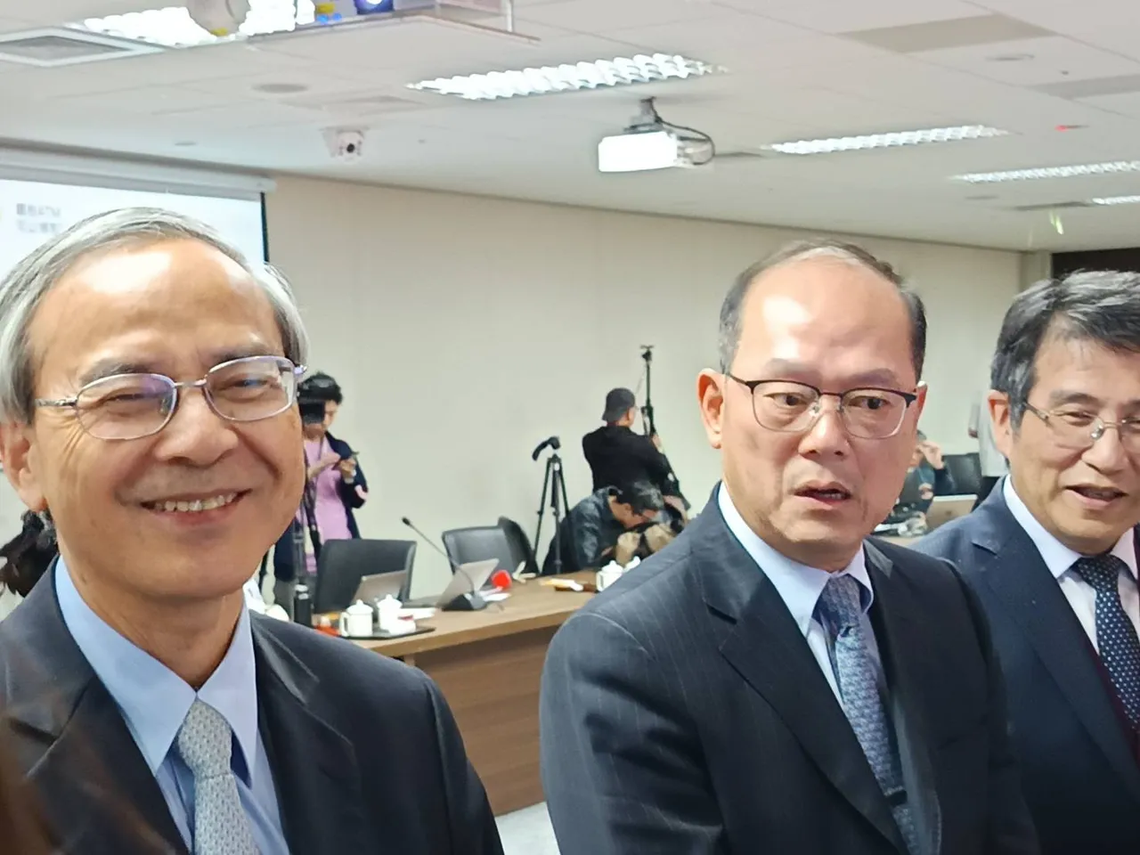 财政部今与金管会共同召开「全民+1 政府相挺」普发现金ATM领现宣导记者会及会后联访。许丽珍摄