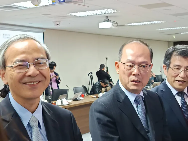 財政部今與金管會共同召開「全民+1 政府相挺」普發現金ATM領現宣導記者會及會後聯訪。許麗珍攝