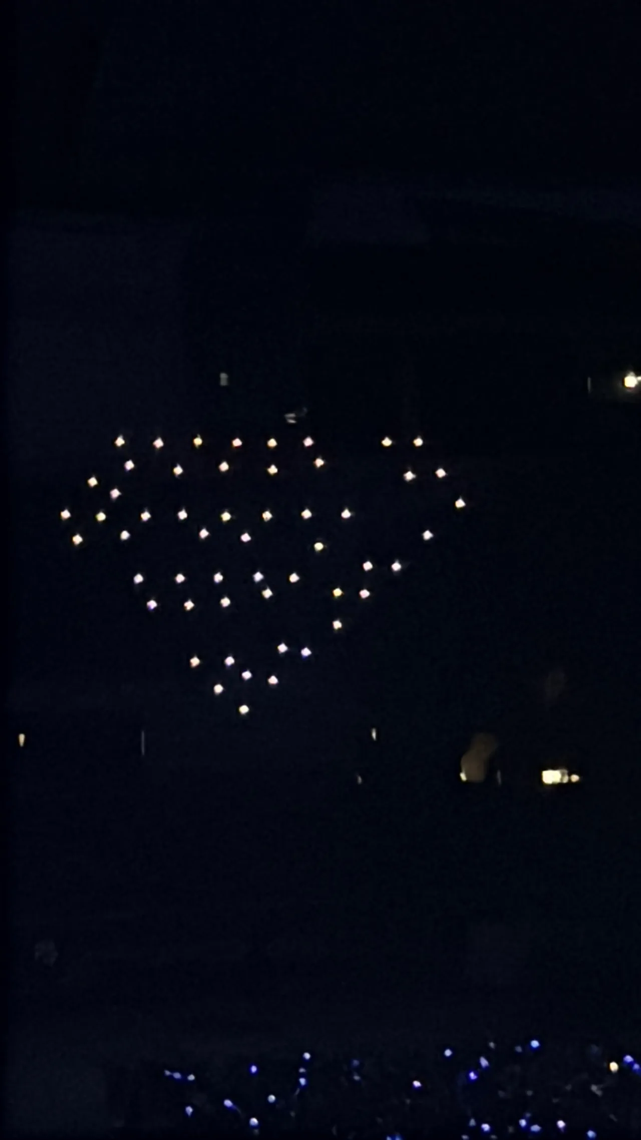 无人机排出SJ的logo。读者提供